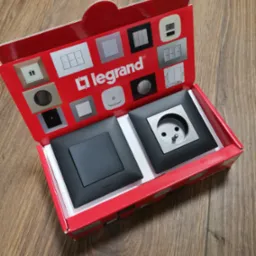 Konfekcja - ekspozytory 2000 szt. z próbnikami dla klientów