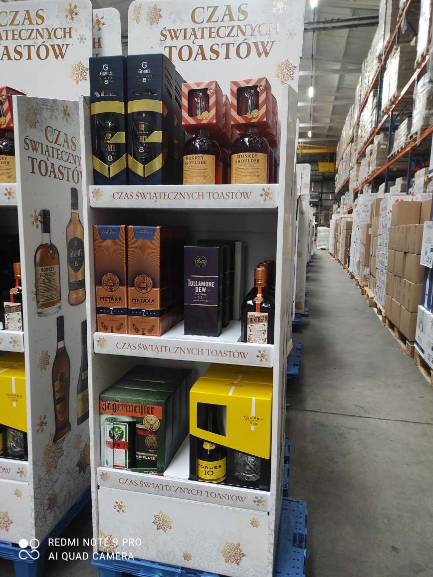 Konfekcja standów- budowa i zatowarowanie 2500 standów reklamowych - asortyment: 9 SKU alkohole + dystrybucja do JMP