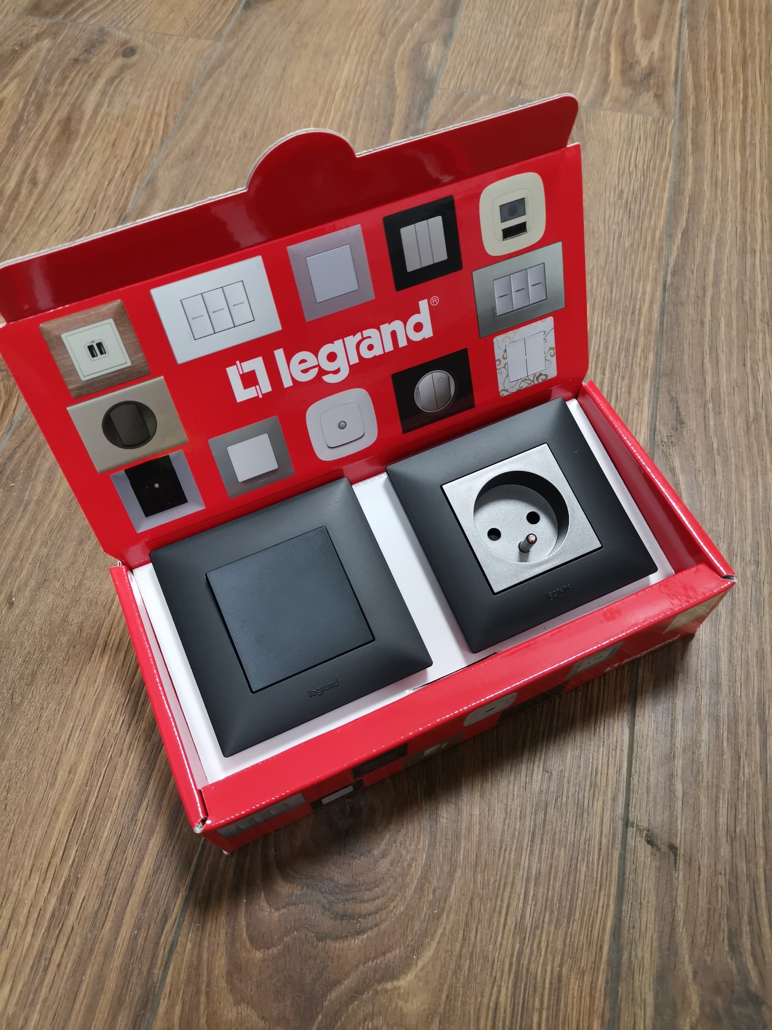 Konfekcja - ekspozytory 2000 szt. z próbnikami dla klientów