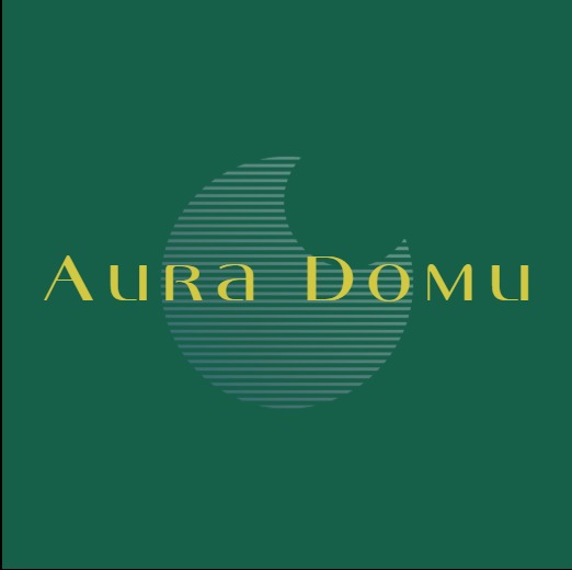 Grafika z zielonym tłem, nazwą 'Aura Domu' w złotym kolorze i stylizowanym, półkolistym logotypem z poziomych linii w odcieniach szarości.