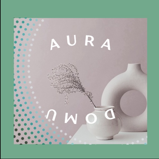 Grafika z napisem 'AURA DOMU', minimalistycznymi wazonami i gałązką, na tle w kolorach pastelowych z motywem kropek. Estetyka i harmonia kompozycji.