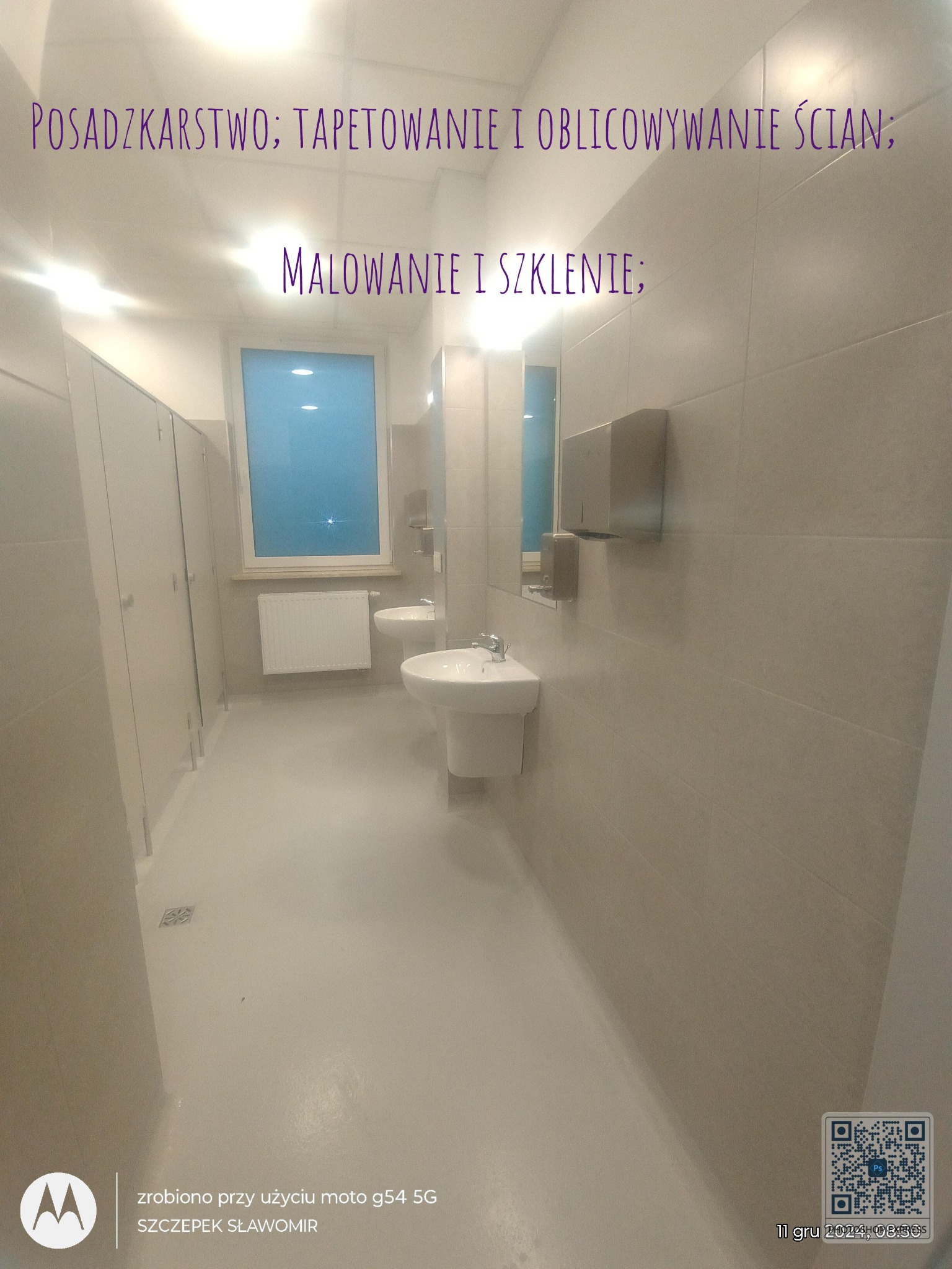 Jasne, wykafelkowane wnętrze toalety publicznej z białymi umywalkami, grzejnikiem i kabinami. Minimalistyczny design, widok z perspektywy wejścia, równomierne oświetlenie.