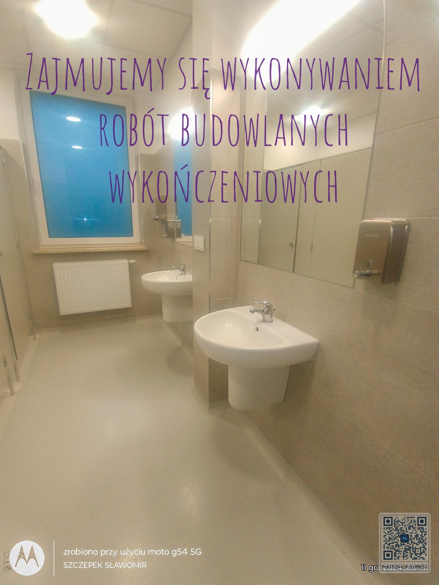 Wykończona łazienka z dwiema umywalkami i lustrami, kremowe płytki, jasna podłoga. Na lustrze widnieje napis 'Zajmujemy się wykonywaniem robót budowlanych wykończeniowych'.