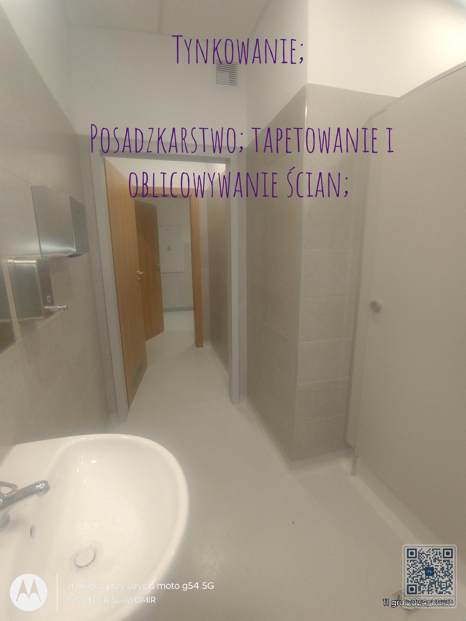 Wnętrze toalety po remoncie: świeżo położone płytki, tynki i posadzka. Widoczna umywalka i drzwi do kabin. Jasne, minimalistyczne wykończenie.