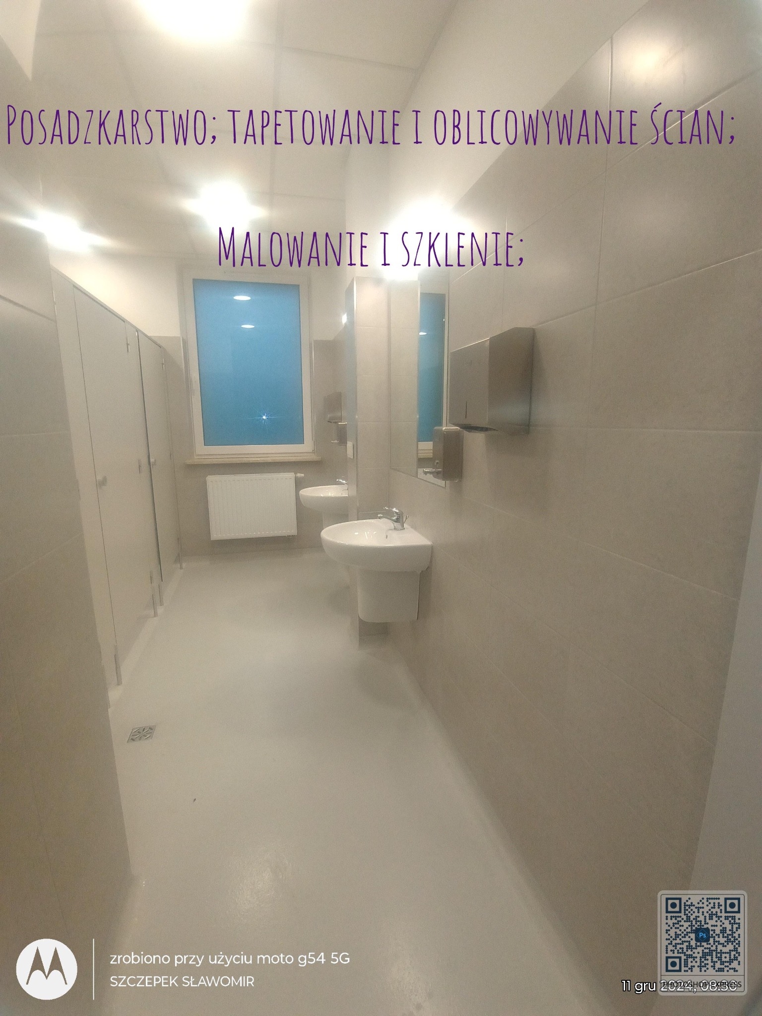 Wyremontowana łazienka publiczna z kabinami, umywalkami i grzejnikiem. Ściany wyłożone jasnymi płytkami. Podłoga jasna, wylewana. Widoczne detale wykończenia.