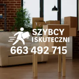 Pok&oacute;j przed przeprowadzką: zapakowane kartony, zabezpieczona folią sofa, kontakt do firmy przeprowadzkowej na pierwszym planie, ceglana ściana w tle.