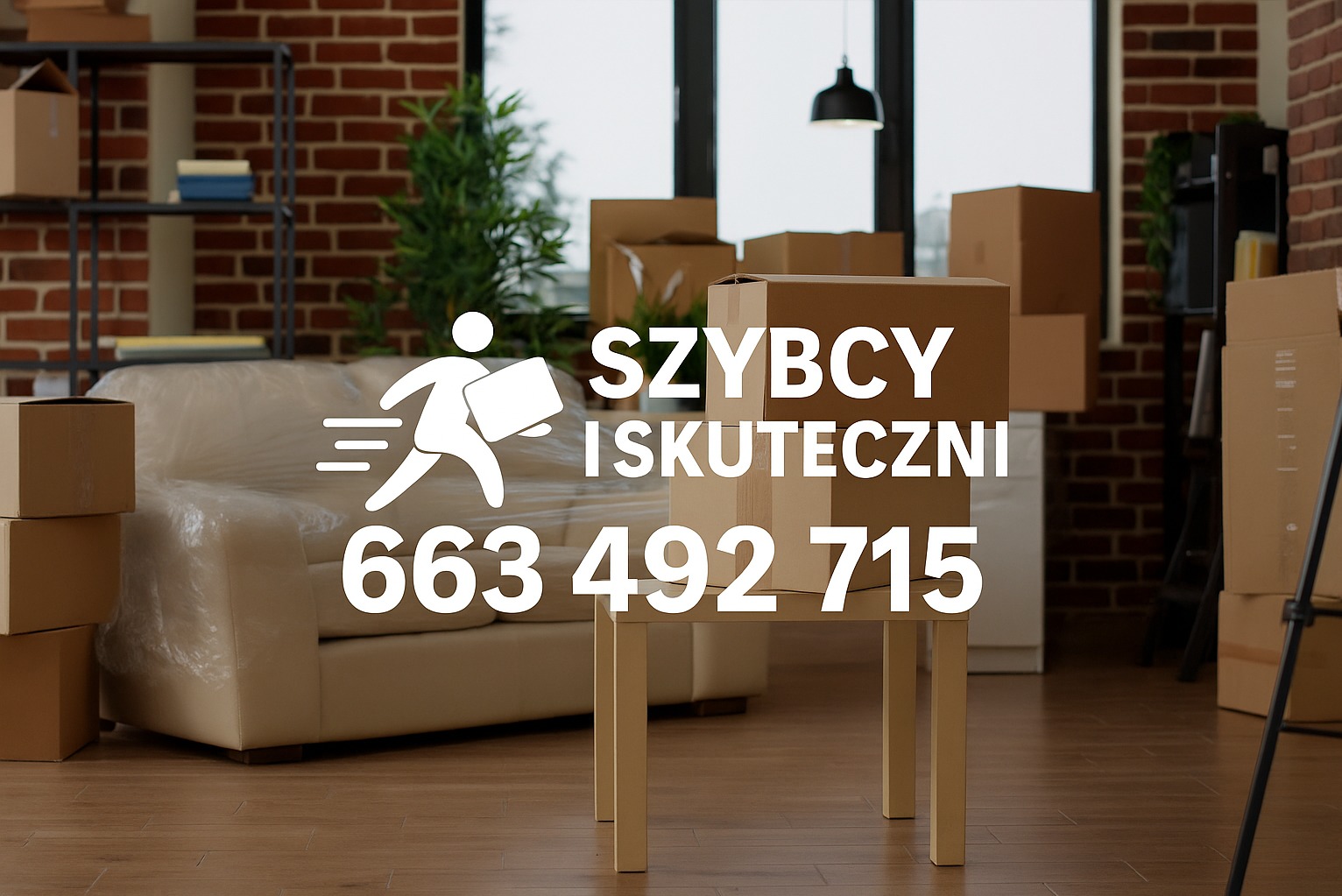 Pokój przed przeprowadzką: zapakowane kartony, zabezpieczona folią sofa, kontakt do firmy przeprowadzkowej na pierwszym planie, ceglana ściana w tle.