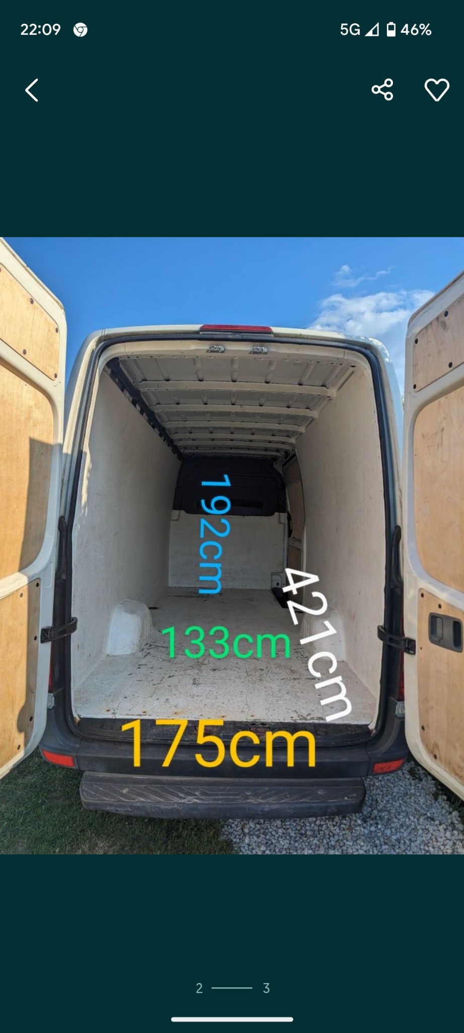 Wnętrze busa z otwartymi drzwiami, ukazujące wymiary przestrzeni ładunkowej: 175 cm (szerokość), 133 cm (głębokość), 192 cm (wysokość), 421 cm (długość boku).