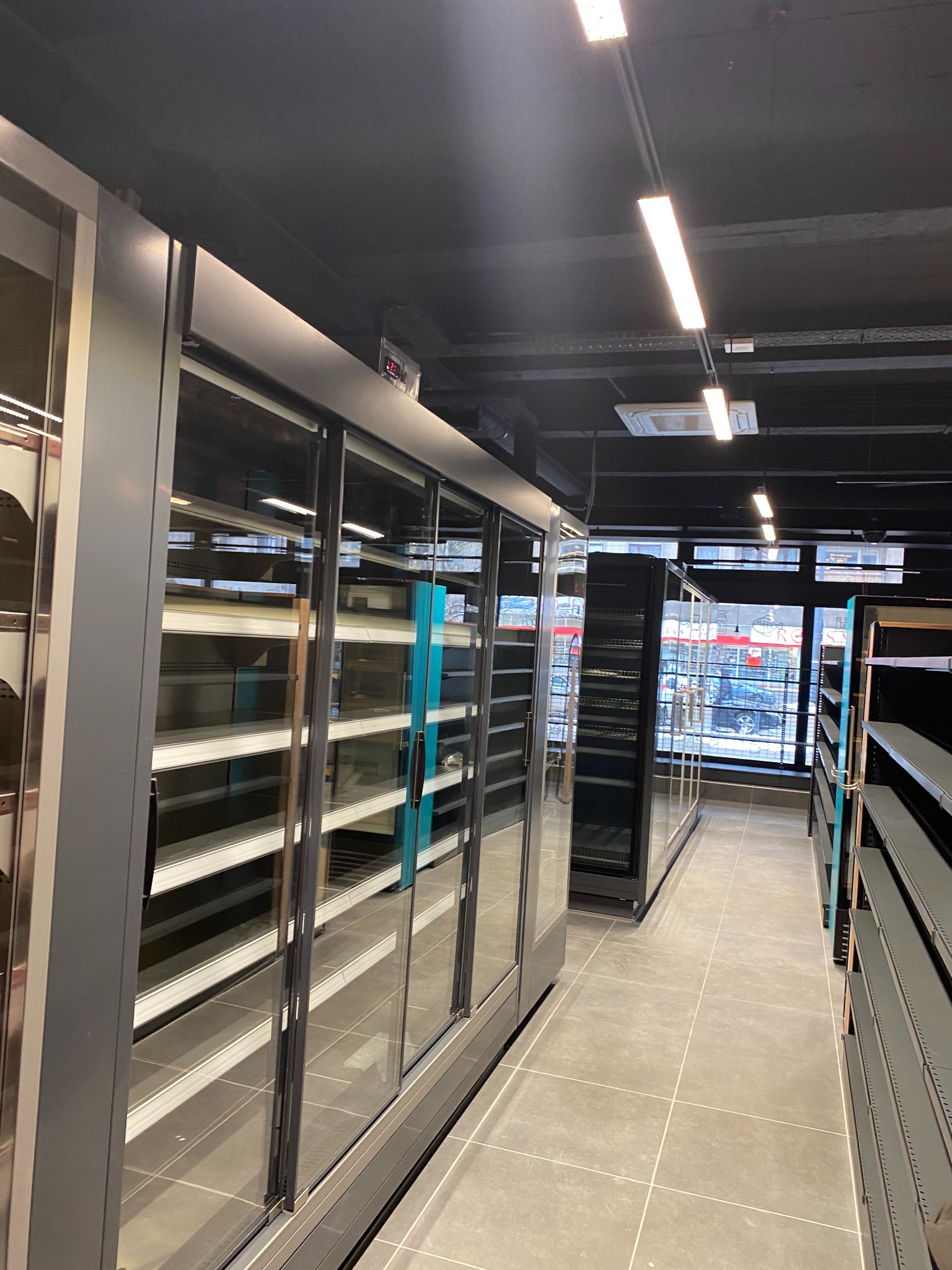 Dostarczamy oraz montujemy do sklepów i gastronomi urządzenia chłodnicze.