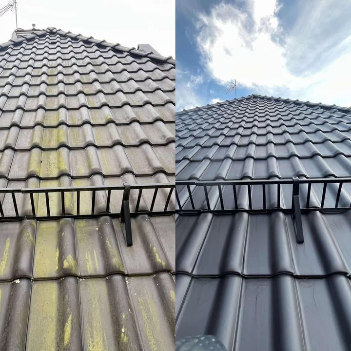 Dachówka przed i po czyszczeniu, widoczne różnice w kolorze i czystości. Po lewej stronie dach pokryty mchem, po prawej czysty, ciemnoszary dach.
