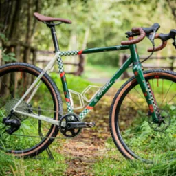 Rama rowerowa lutowana z wykorzystaniem stalowych rur Columbus ZONA, widelec karbonowy