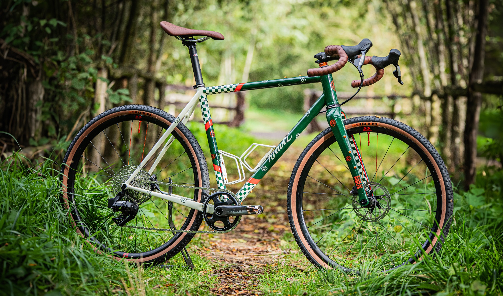 Rama rowerowa lutowana z wykorzystaniem stalowych rur Columbus ZONA, widelec karbonowy