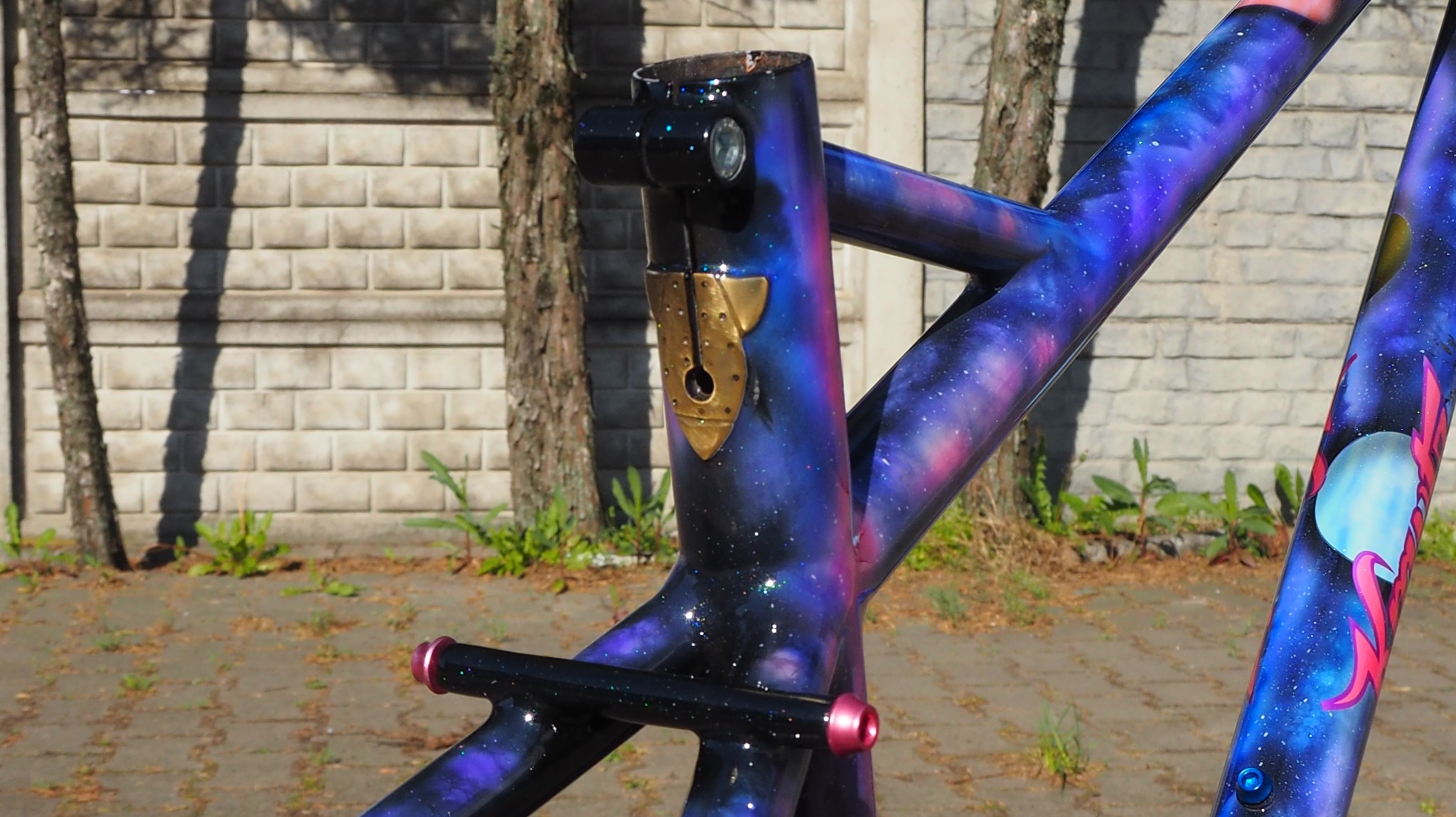 Ręcznie robione i spersonalizowane wzmocnienie rury podsiodłowej w kształcie rakiety kosmicznej