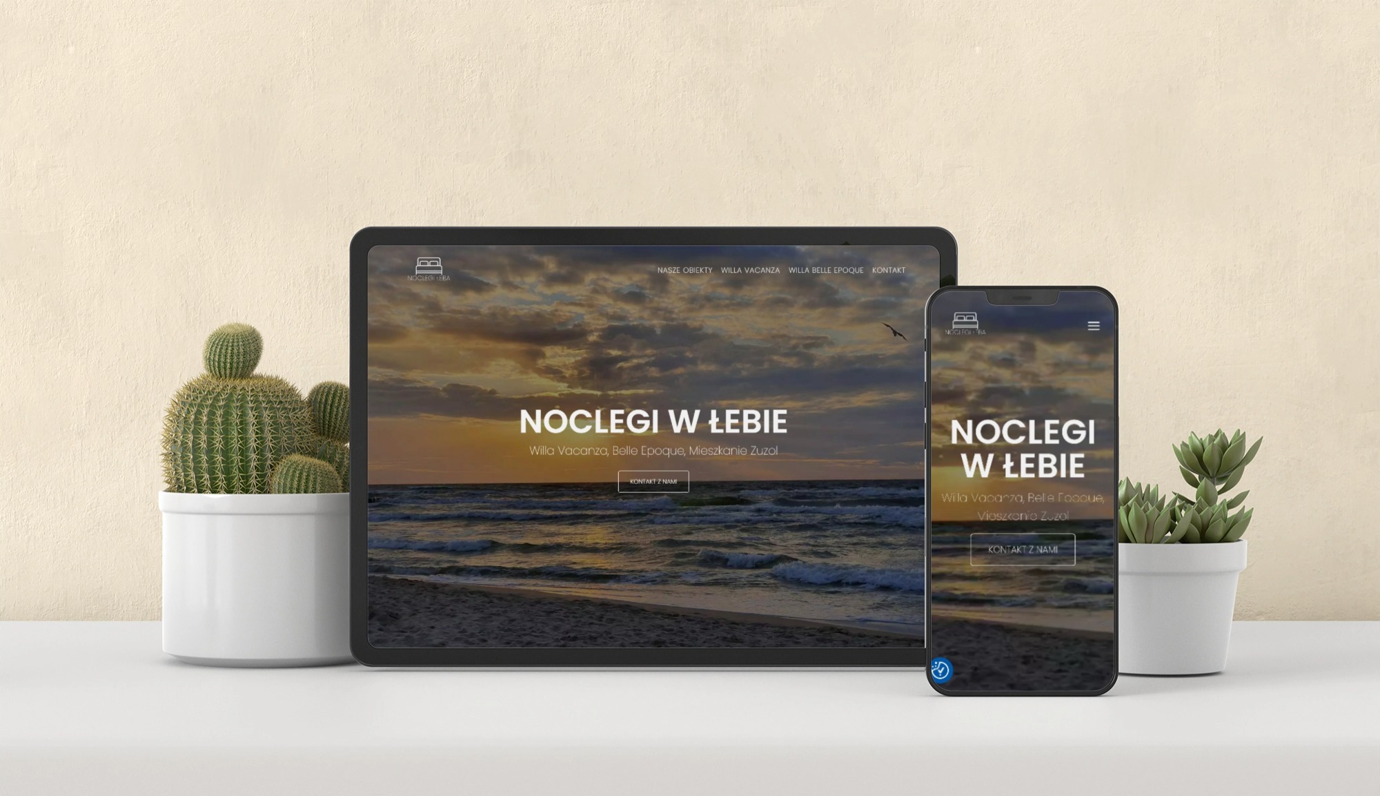 Responsywna strona 'Noclegi w Łebie' na tablecie i smartfonie, z widokiem na morze o zachodzie słońca. Obok rośliny w białych doniczkach, na białym blacie.