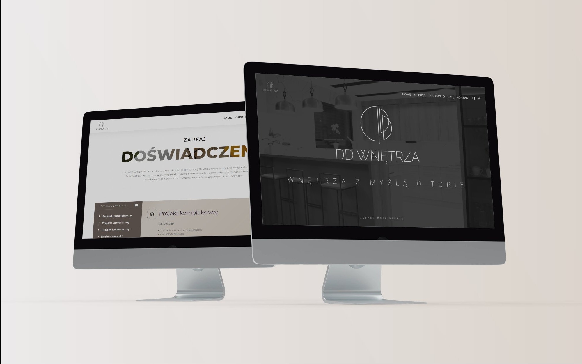Dwa monitory iMac prezentują stronę internetową firmy DD Wnętrza z ofertą projektowania wnętrz. Lewy monitor pokazuje ofertę, a prawy logo i hasło firmy.