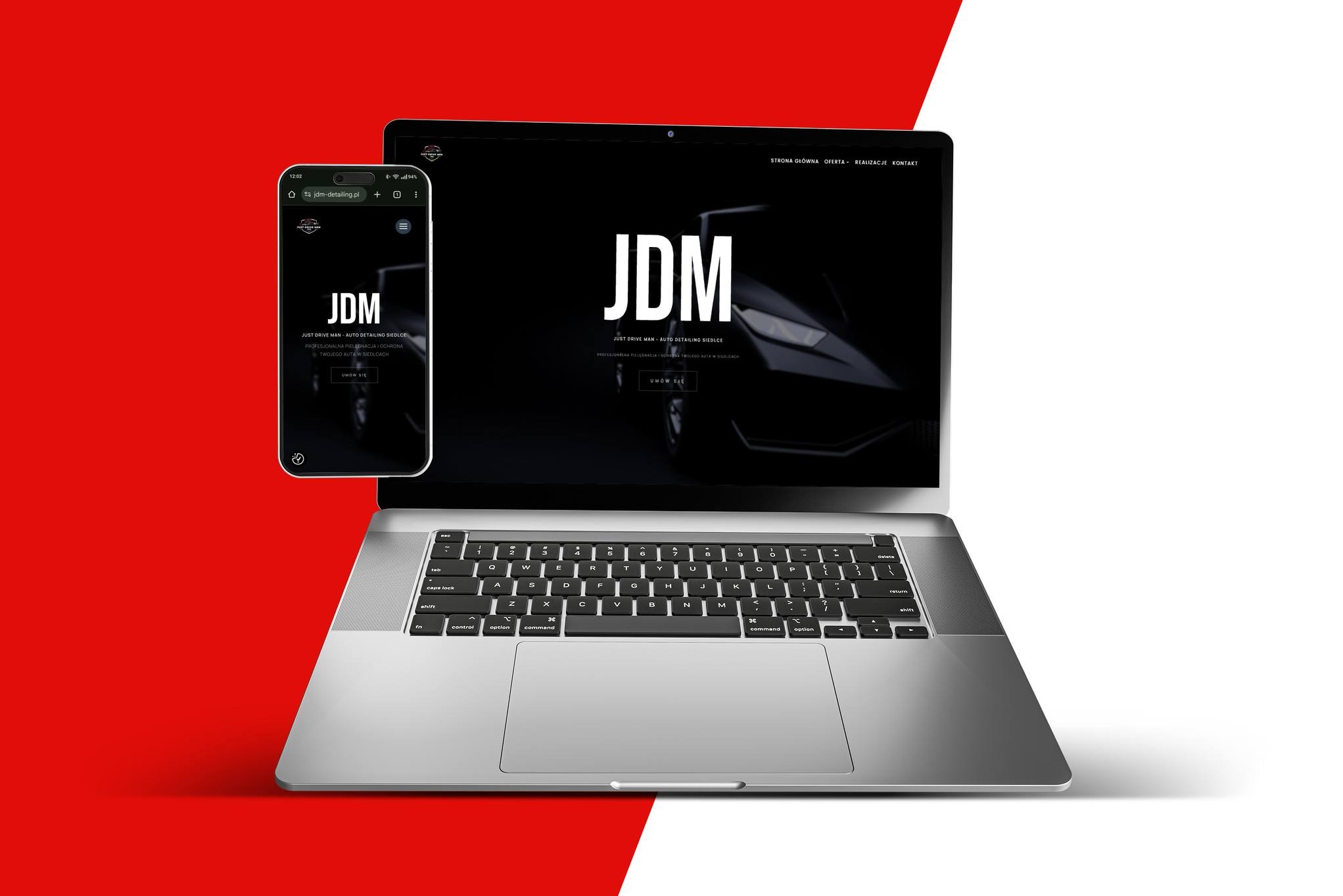 Laptop i smartfon prezentują stronę internetową JDM Auto Detailing na czerwono-białym tle. Widoczny nagłówek strony i logo firmy.