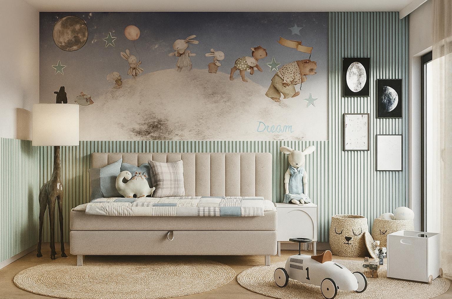 Pokój dziecięcy z łóżkiem, tapetą w bajkowe wzory i dekoracjami. Girlanda żarówkowa dodaje ciepła. Stonowana kolorystyka sprzyja relaksowi.