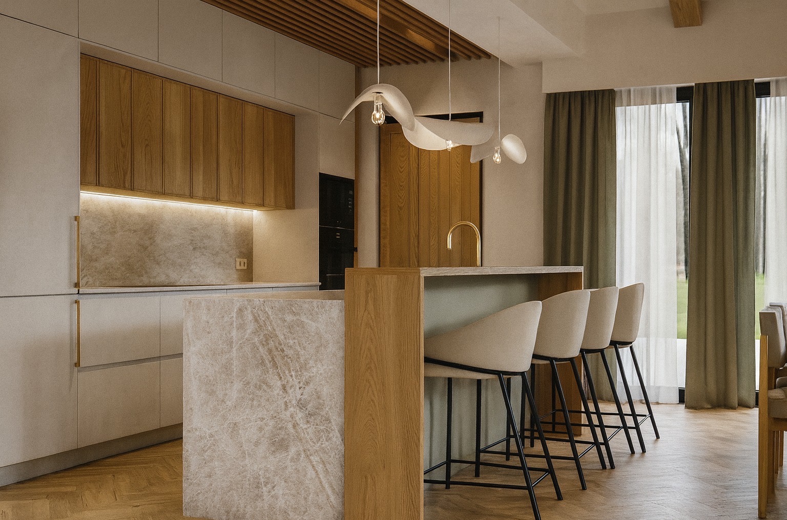 Jasna kuchnia z wyspą, marmurowym blatem i drewnianymi szafkami. Nad wyspą wiszą designerskie lampy w kształcie ptaków. Widoczne krzesła barowe i okno z zasłonami.