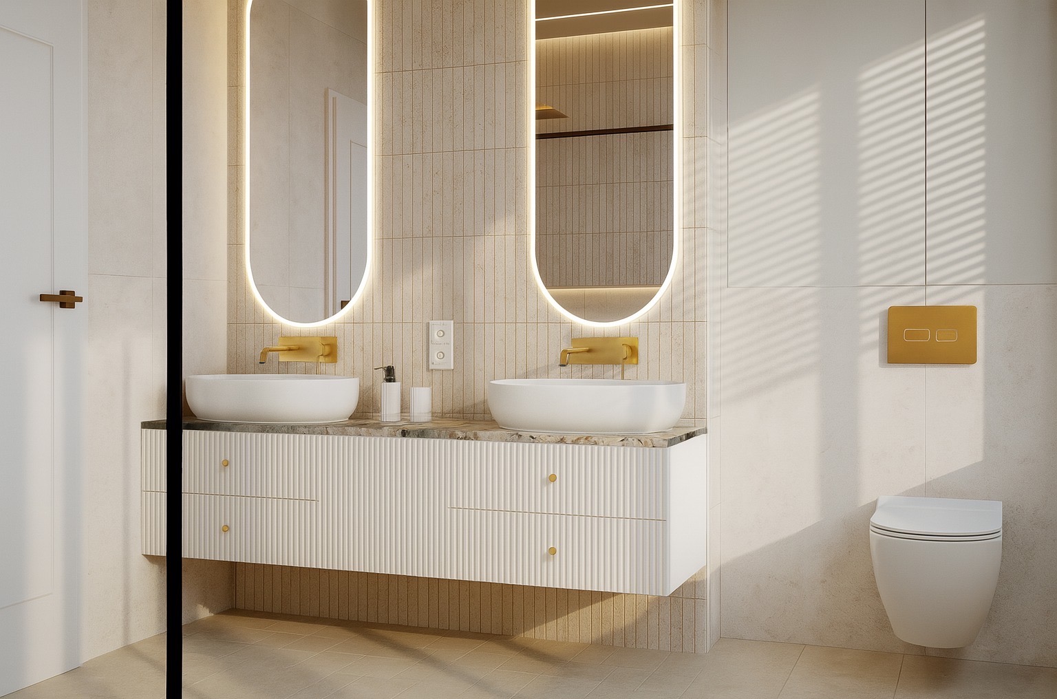Nowoczesna łazienka z podwójną umywalką nablatową, złotą armaturą i podświetlanymi lustrami owalnymi. Ryflowane fronty szafek i beżowe płytki tworzą spójną całość.