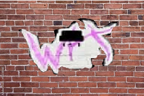 Fragment czerwonej ściany z cegły z uszkodzonym tynkiem, na którym widnieje nieczytelny napis w kolorze fioletowo-białym. Widoczne ślady po ingerencji.