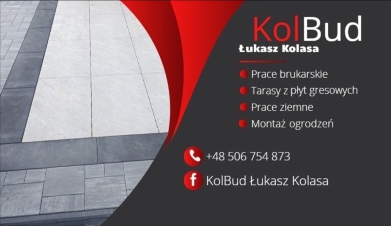 Wizytówka firmy brukarskiej KolBud z przykładem realizacji: jasne płyty tarasowe obramowane ciemną kostką. Kontakt telefoniczny i adres Facebook.