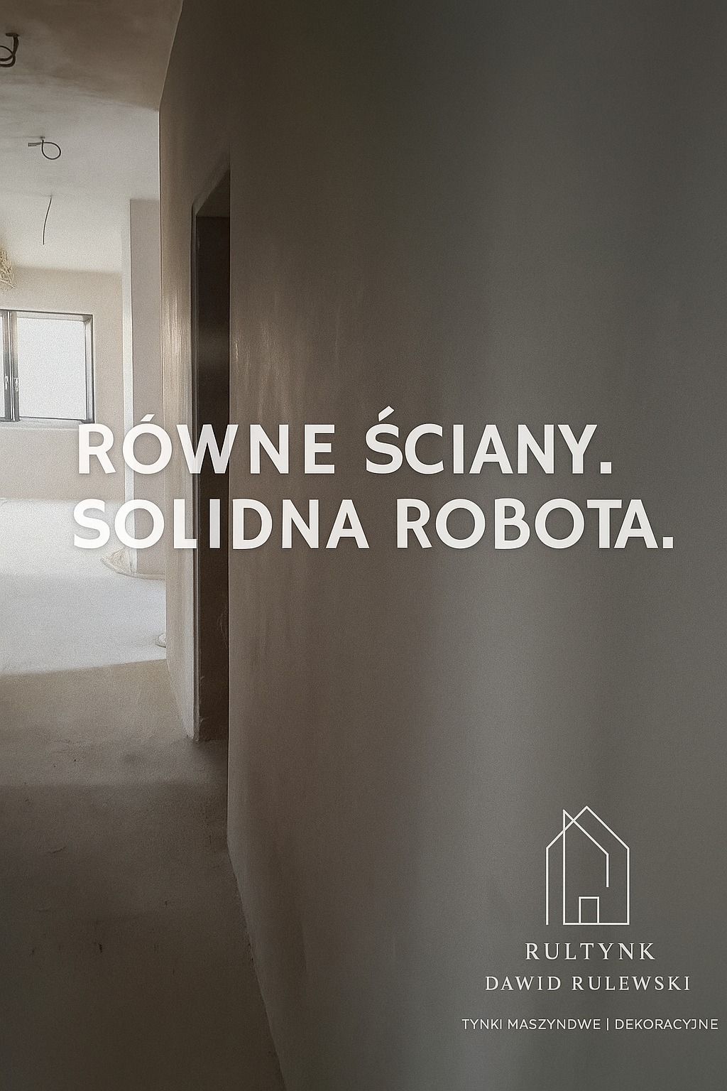Gładkie, jasne ściany po tynkowaniu w nowym wnętrzu. Widoczny fragment logo firmy z hasłem 'Równe ściany. Solidna robota.'