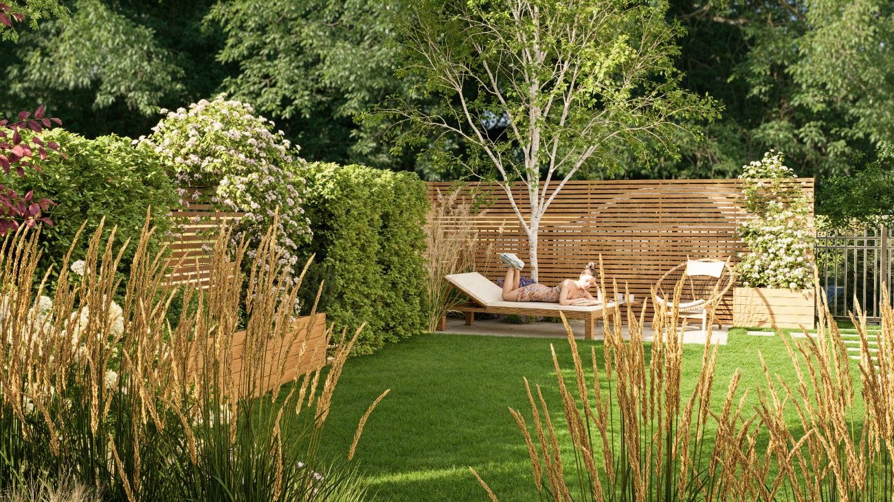 Nowoczesny ogród z drewnianym parawanem, trawami ozdobnymi i leżakiem, na którym relaksuje się kobieta. Uwagę przyciąga minimalistyczny design i bujna zieleń.