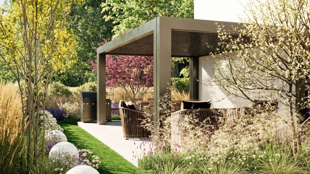 Nowoczesna pergola z meblami ogrodowymi w otoczeniu kwitnącej roślinności i dekoracyjnych kul, grill w tle. Urokliwa aranżacja przestrzeni.