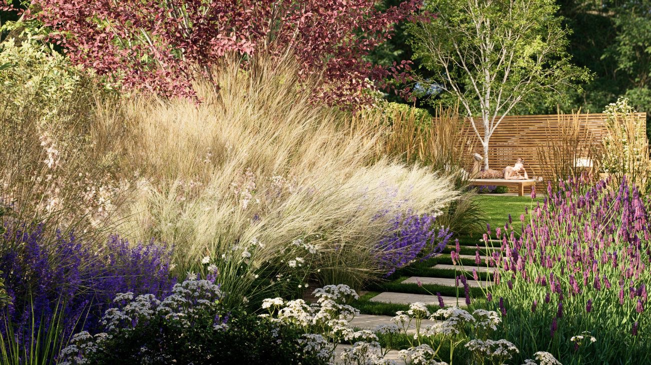Urokliwy ogród z ozdobnymi trawami, kwitnącymi bylinami i ścieżką z płyt. W tle drewniany parawan i osoba relaksująca się na leżaku, tworząc sielską atmosferę.