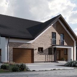 Tynqme Sp. z o.o. - Dwukondygnacyjny dom jednorodzinny z garażem, elewacja z jasnej cegły i drewnianych paneli, czarny dach, balkony z metalowymi barierkami, zadbany ogród.