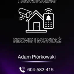 Grafika: schematyczny dom z kamerą i panelem alarmowym na czarnym tle. Napisy: 'Systemy alarmowe i monitoring', 'Serwis i montaż', imię, numer telefonu i adres e-mail.