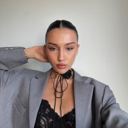 Współpraca realizowana dla marki kosmetycznej EverybodyLondon, celem było pokazanie nowej kolekcji kosmetyków, głównie opierała się ona na nagraniu makijażu przy użyciu tych kosmetyków. 