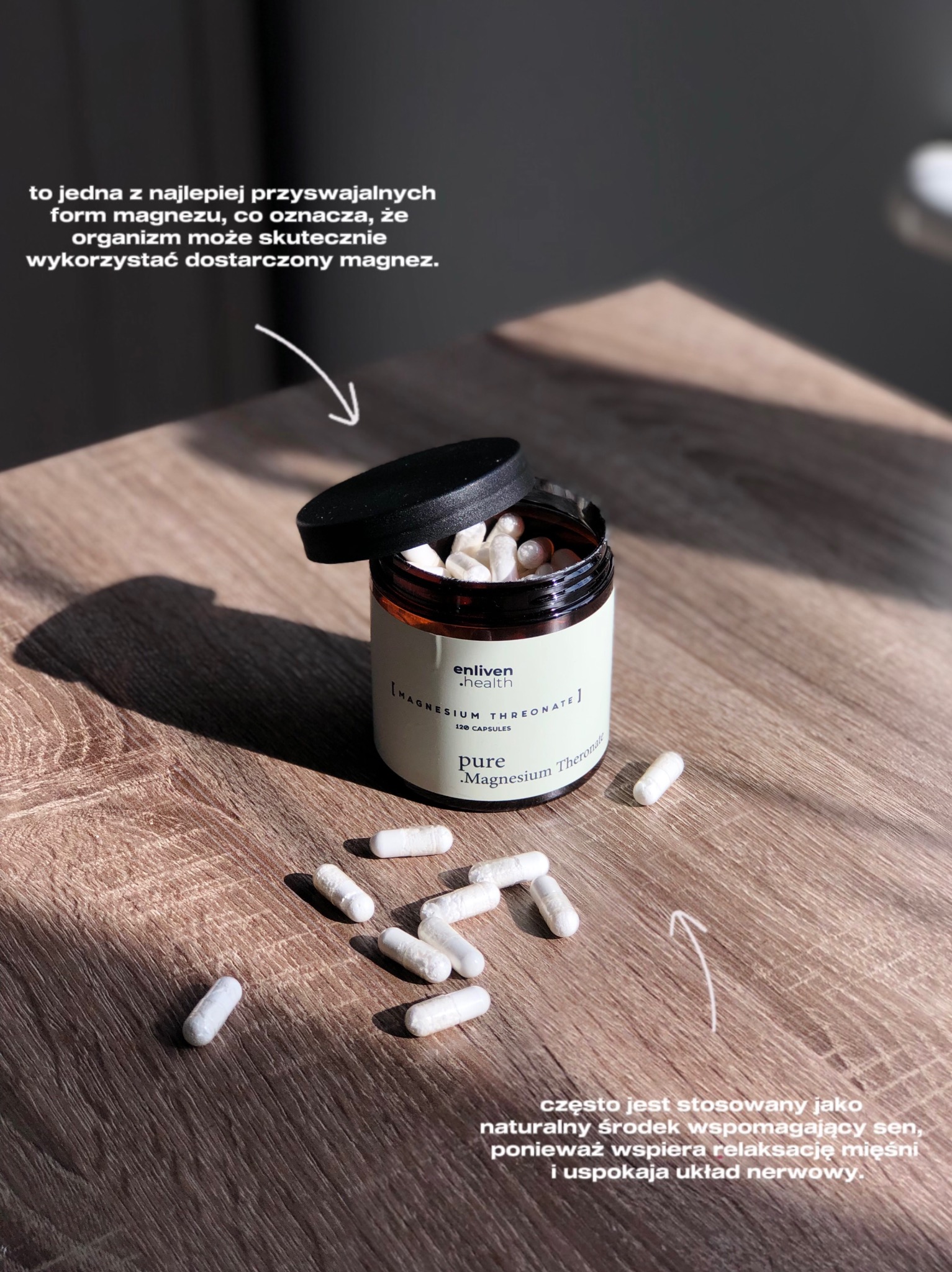 Zdjęcie suplementu diety Enliven Health z otwartym wieczkiem i rozsypanymi kapsułkami na drewnianym stole, ukazujące produkt i jego zastosowanie.