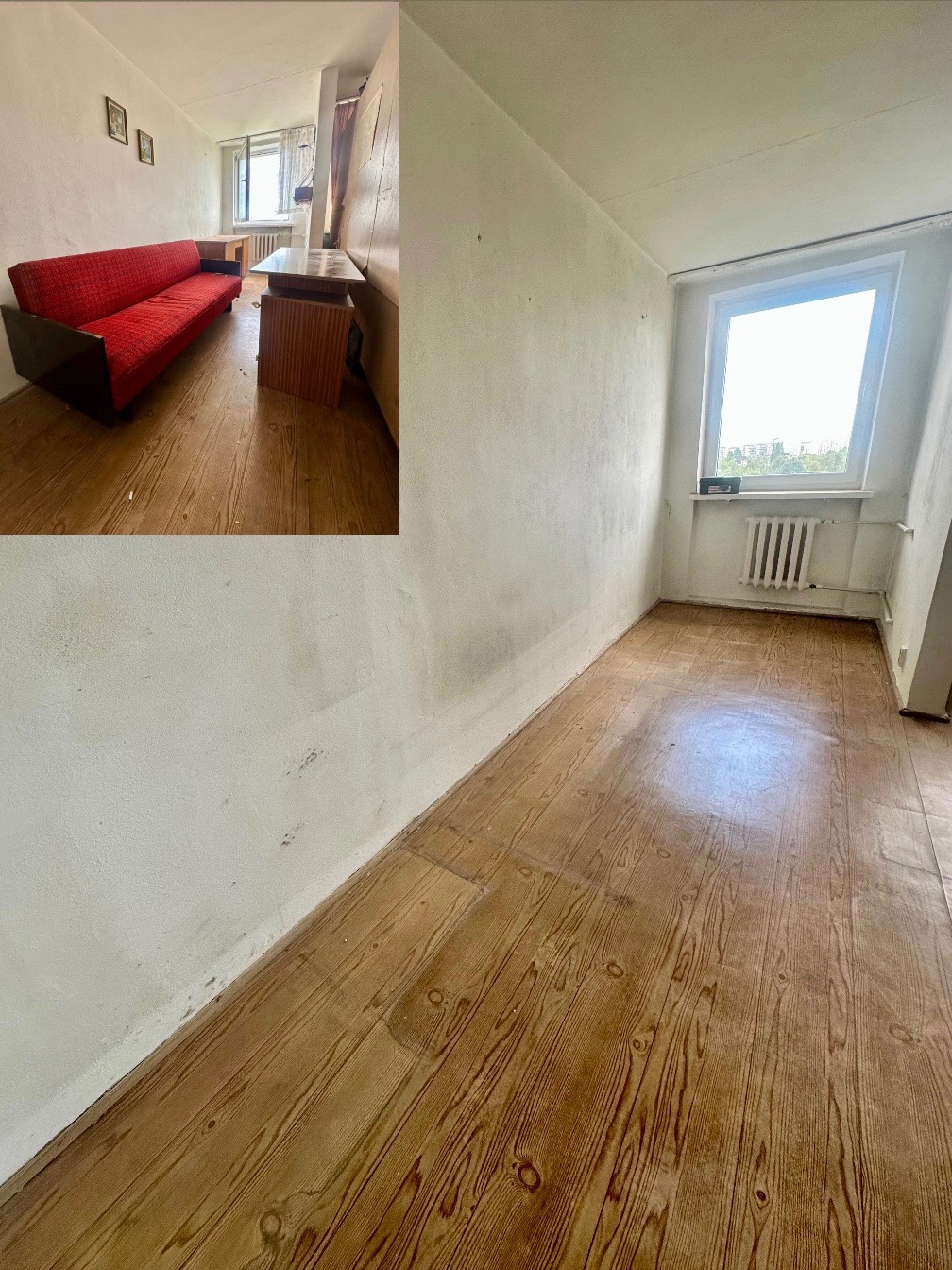 Pokój przed opróżnianiem: czerwona sofa, drewniana podłoga, białe ściany i okno. Część pokoju jest pusta, co kontrastuje z umeblowaną przestrzenią.