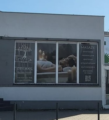 Wejście główne do Salonu Calmea od ul. Jakuba Wujka 15/17, posiadamy własny oznakowany parking ( za szlabanem w prawo )