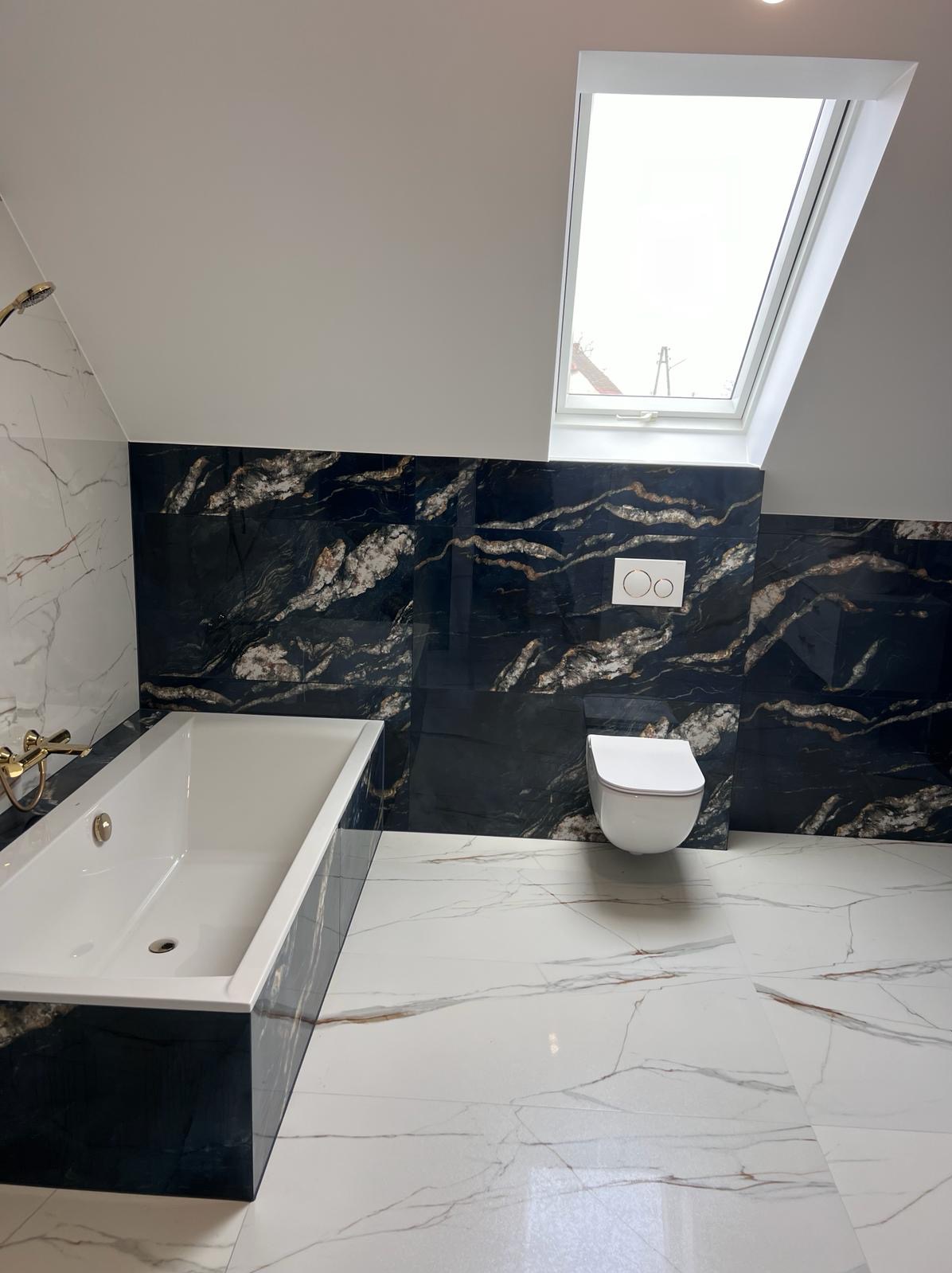 Elegancka łazienka na poddaszu z czarno-białymi płytkami imitującymi marmur, białą armaturą i oknem dachowym. Nowoczesny design z akcentami złota.