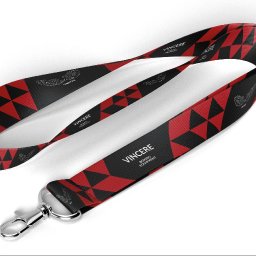 Wiktor Kucharski - Smycz z karabińczykiem, czarno-czerwona w geometryczne wzory i logo 'Vincere Boxing Equipment', leży na białym tle, prezentacja produktu.