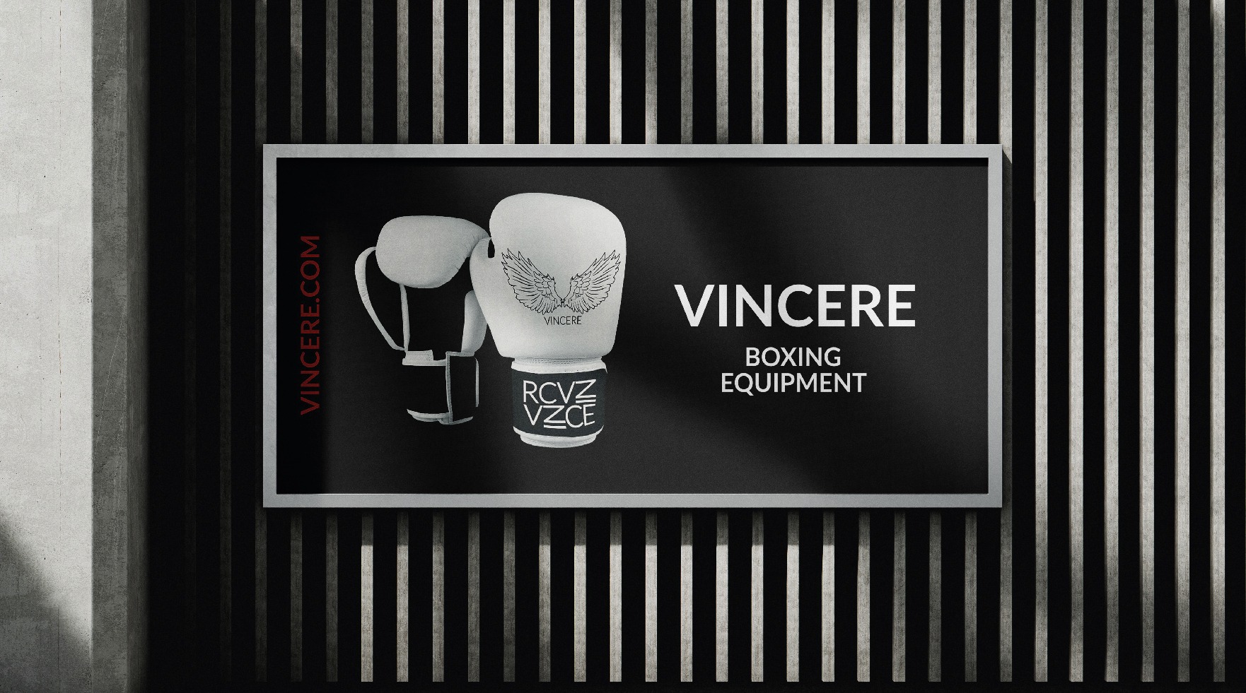 Grafika z białymi rękawicami bokserskimi marki VINCERE na czarnym tle z adresem strony vincere.com, umieszczona na tle z pionowych, szarych listew.