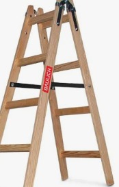 Rozłożona, drewniana drabina dwustronna marki Baulich, z widocznym czerwonym logo, na białym tle. Ustawiona w pozycji roboczej.
