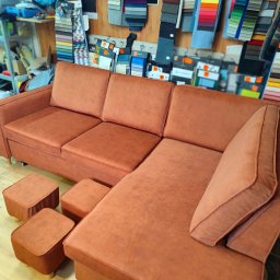 Dawid Dźwierzyński - Narożnik z brązową tapicerką i pufami na tle próbek tkanin. Widoczne detale szycia i faktura materiału. Całość w ciepłej tonacji.