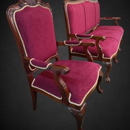 Dawid Dźwierzyński - Komplet bordowych mebli tapicerowanych w stylu retro: fotel z rzeźbionymi nogami i kanapa, wykończone sznurem. Elegancki design na ciemnym tle.