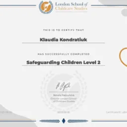 Certyfikat ukończenia kursu 'Safeguarding Children Level 2' przez Klaudię Kondratiuk, wydany przez London School of Childcare Studies. Dokument w ramce, z datami wydania i ważności.