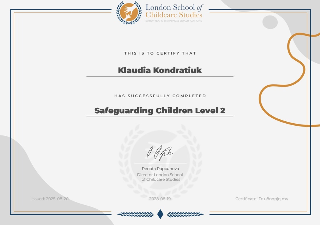 Certyfikat ukończenia kursu 'Safeguarding Children Level 2' przez Klaudię Kondratiuk, wydany przez London School of Childcare Studies. Dokument w ramce, z datami wydania i ważności.