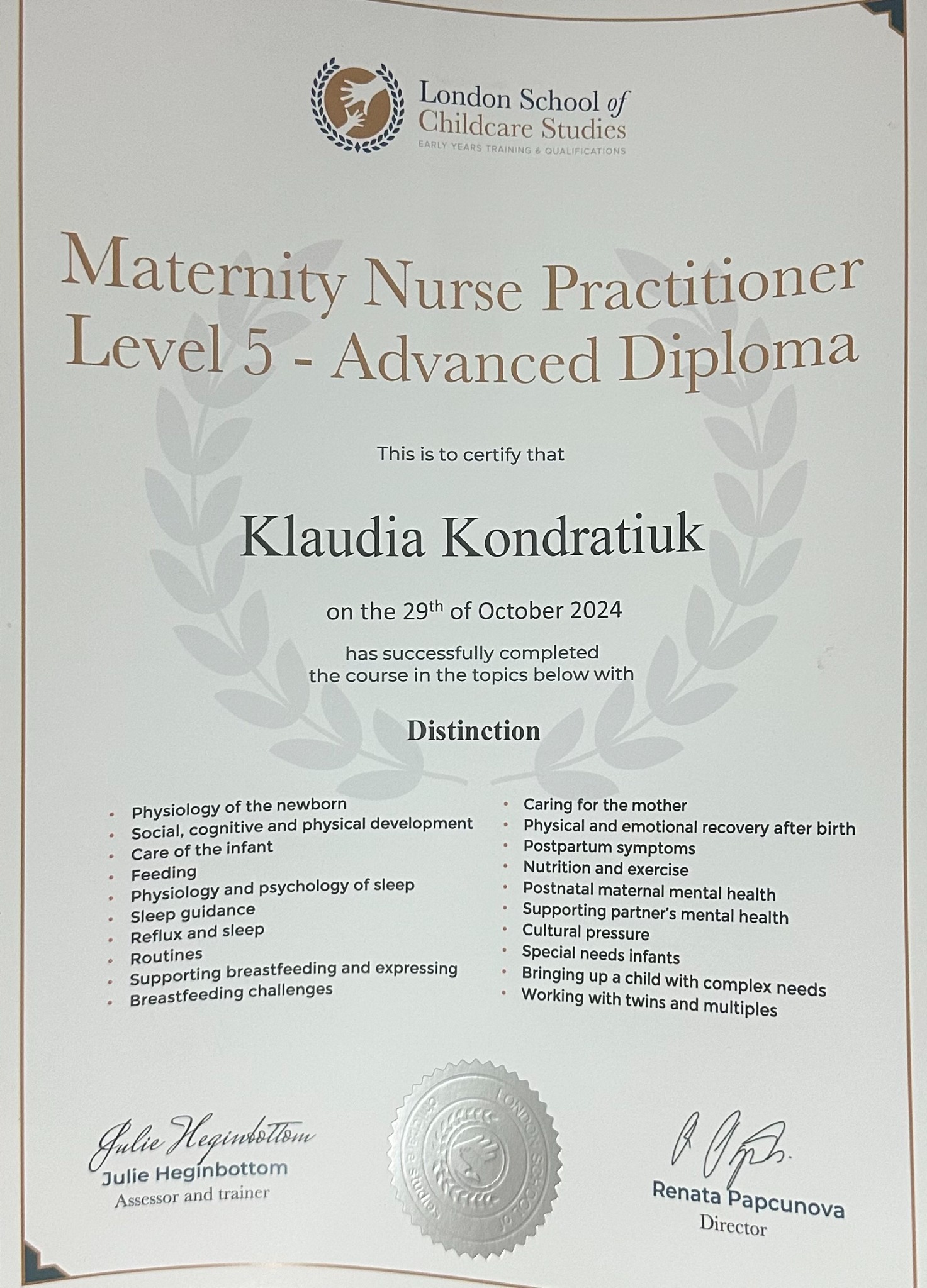 Dyplom Maternity Nurse Practitioner Level 5 dla Klaudii Kondratiuk z London School of Childcare Studies, potwierdzający ukończenie kursu z wyróżnieniem.