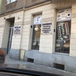 KDS Serwis urządzeń Apple iPhone - Serwis elektroniki KDS.pl w Katowicach oferuje naprawę smartfonów, notebooków, komputerów i tabletów. Szyldy z logo producentów na witrynie.