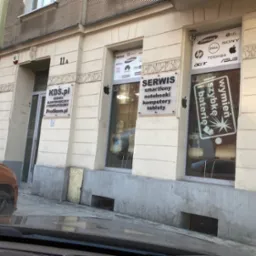 Serwis elektroniki KDS.pl w Katowicach oferuje naprawę smartfonów, notebooków, komputerów i tabletów. Szyldy z logo producentów na witrynie.