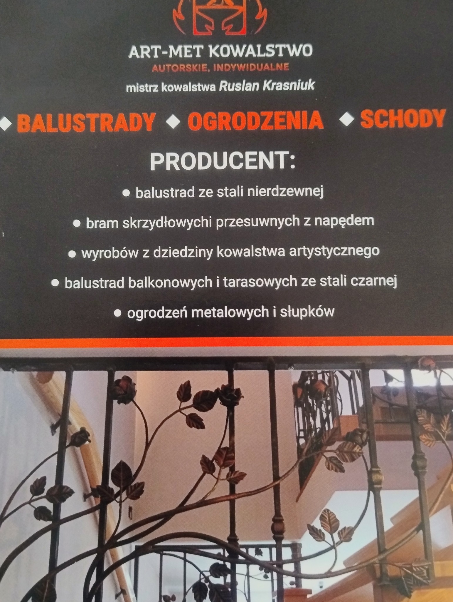 Reklama firmy Art-Met Kowalstwo: balustrady, ogrodzenia, schody. Na dole fragment balustrady schodowej z metaloplastyki w motywie roślinnym.