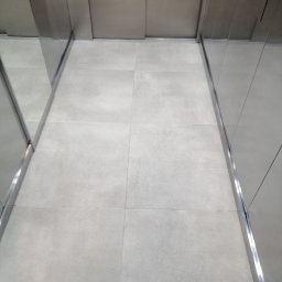 Przykładowe zdjęcie jednych z moich prac doczyszczanie podłóg w windach.
Krok po kroku jak podłoga odzyskała świeżość i przede wszystkim czystość. Coś przyjemnego dla oka :) 