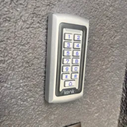 Nasze realizację - zamek szyfrowy z czytnikiem breloków wraz z elektrozaczepem marki Kenik