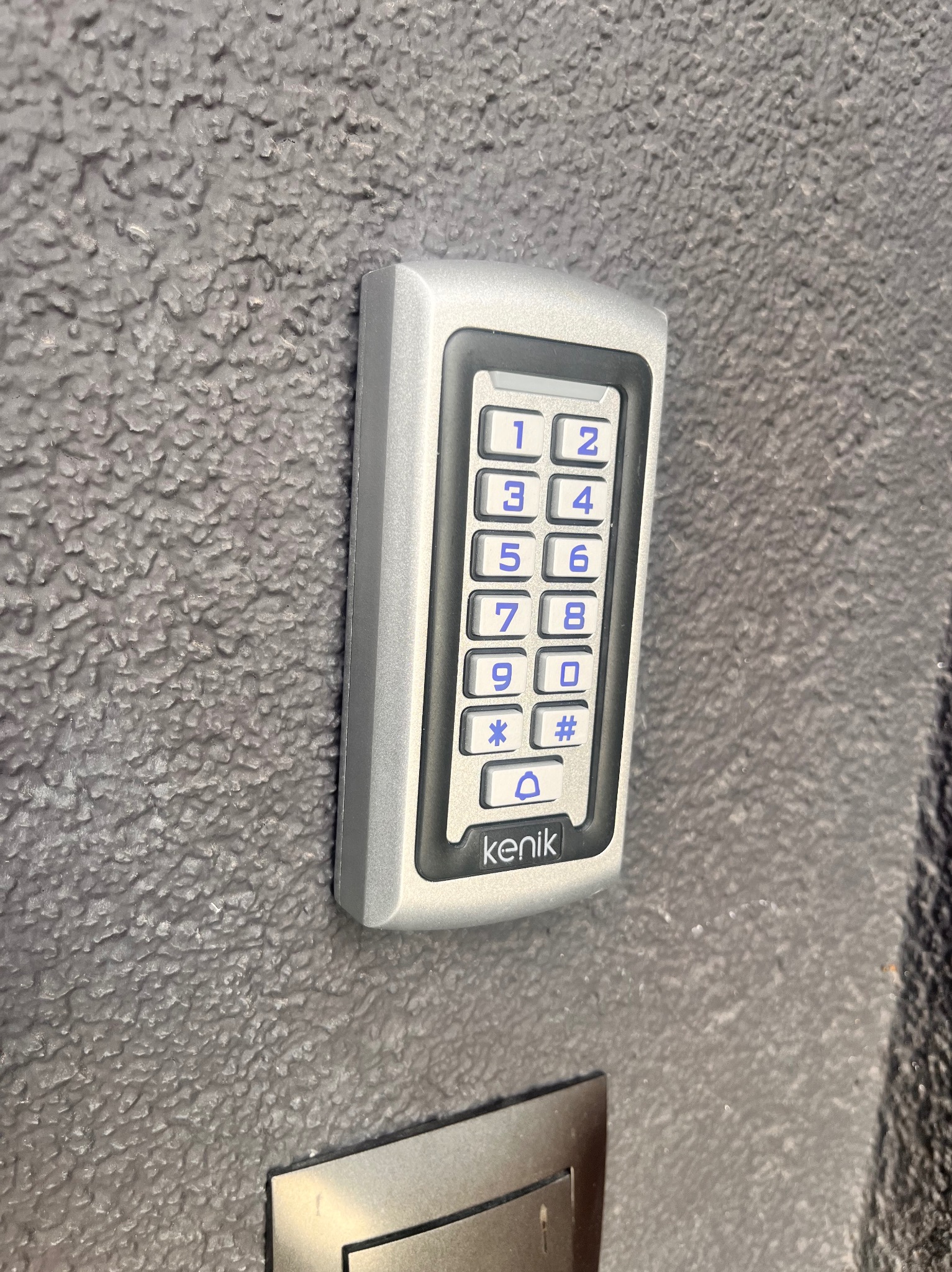 Nasze realizację - zamek szyfrowy z czytnikiem breloków wraz z elektrozaczepem marki Kenik